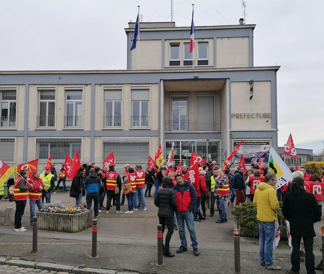 Rassemblement devant la préfecture de l'Eure